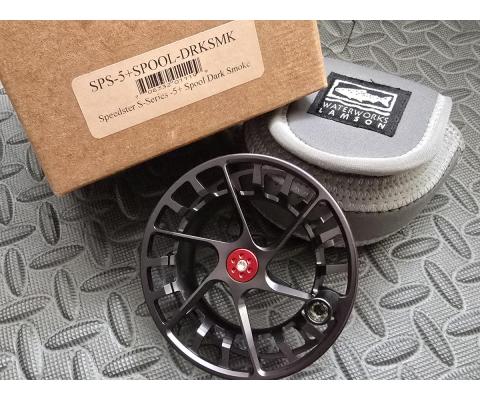 Szpula Lamson Speedster S-Series -5+ Spool Dark Smoke